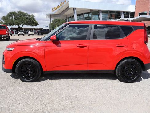 Used 2022 Kia Soul LX FWD image 2