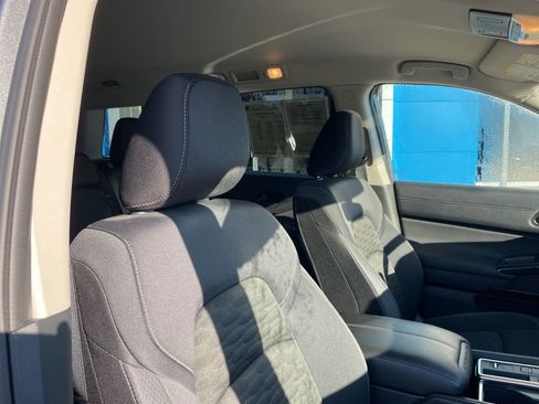 Used 2025 Nissan Pathfinder SV image 26