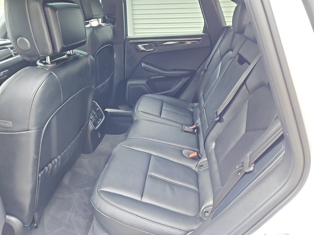 Certified 2026 Porsche Macan AWD/4WD image 34