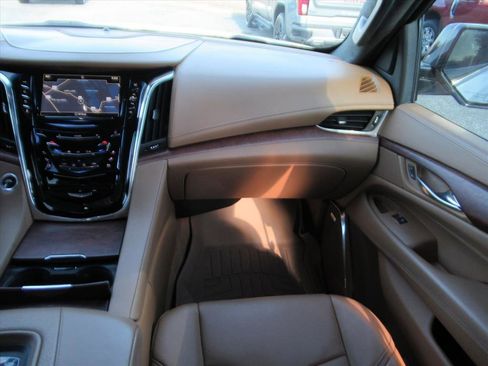Used 2017 Cadillac Escalade Platinum image 13