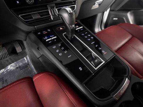 Certified 2024 Porsche Macan AWD/4WD image 27