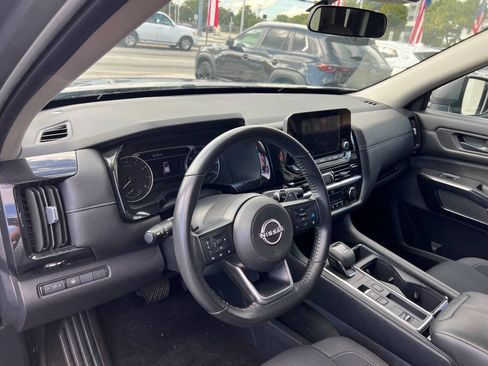 Used 2024 Nissan Pathfinder SV image 10