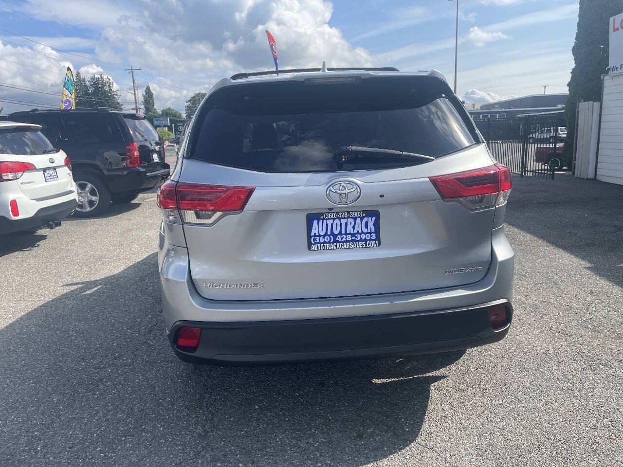 Used 2018 Toyota Highlander XLE AWD/4WD image 4