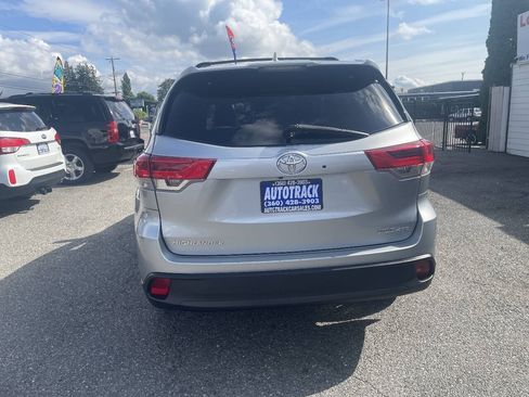 Used 2018 Toyota Highlander XLE AWD/4WD image 4