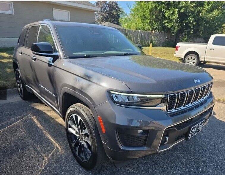 Used 2023 Jeep Grand Cherokee Overland w/ Luxury Tech Group IV AWD/4WD image 4