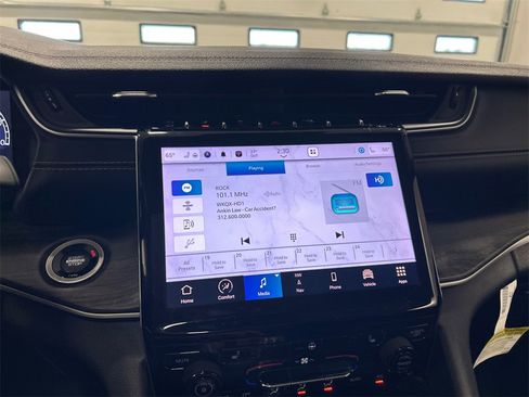 Used 2022 Jeep Grand Cherokee Limited image 23