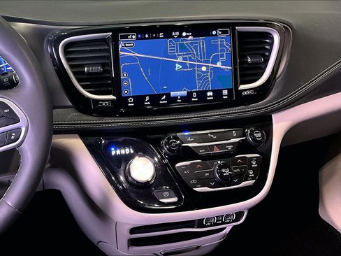 Used 2024 Chrysler Pacifica Select image 9