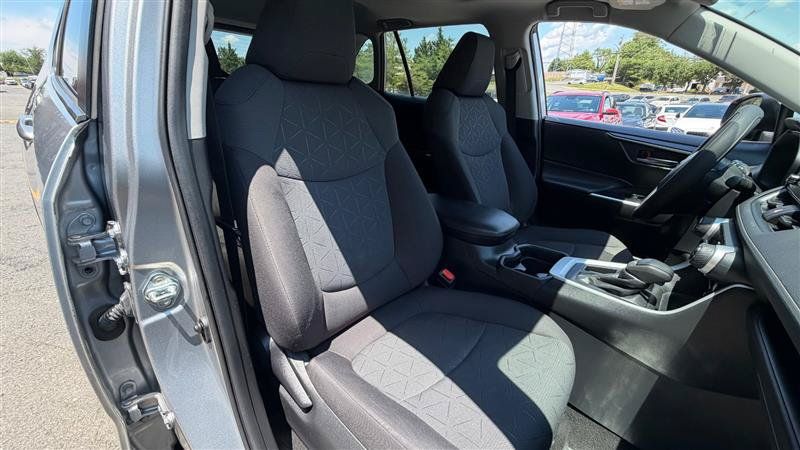Used 2020 Toyota RAV4 XLE w/ Convenience Package FWD image 16