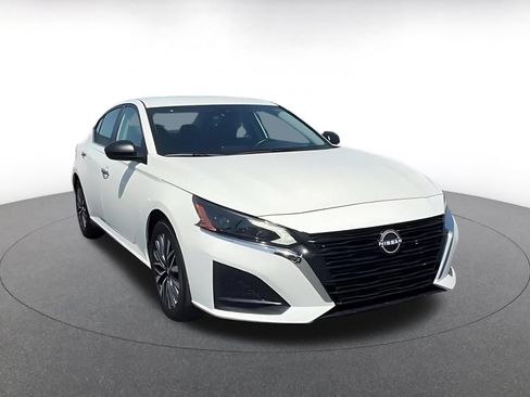 Used 2025 Nissan Altima 2.5 SV FWD image 3