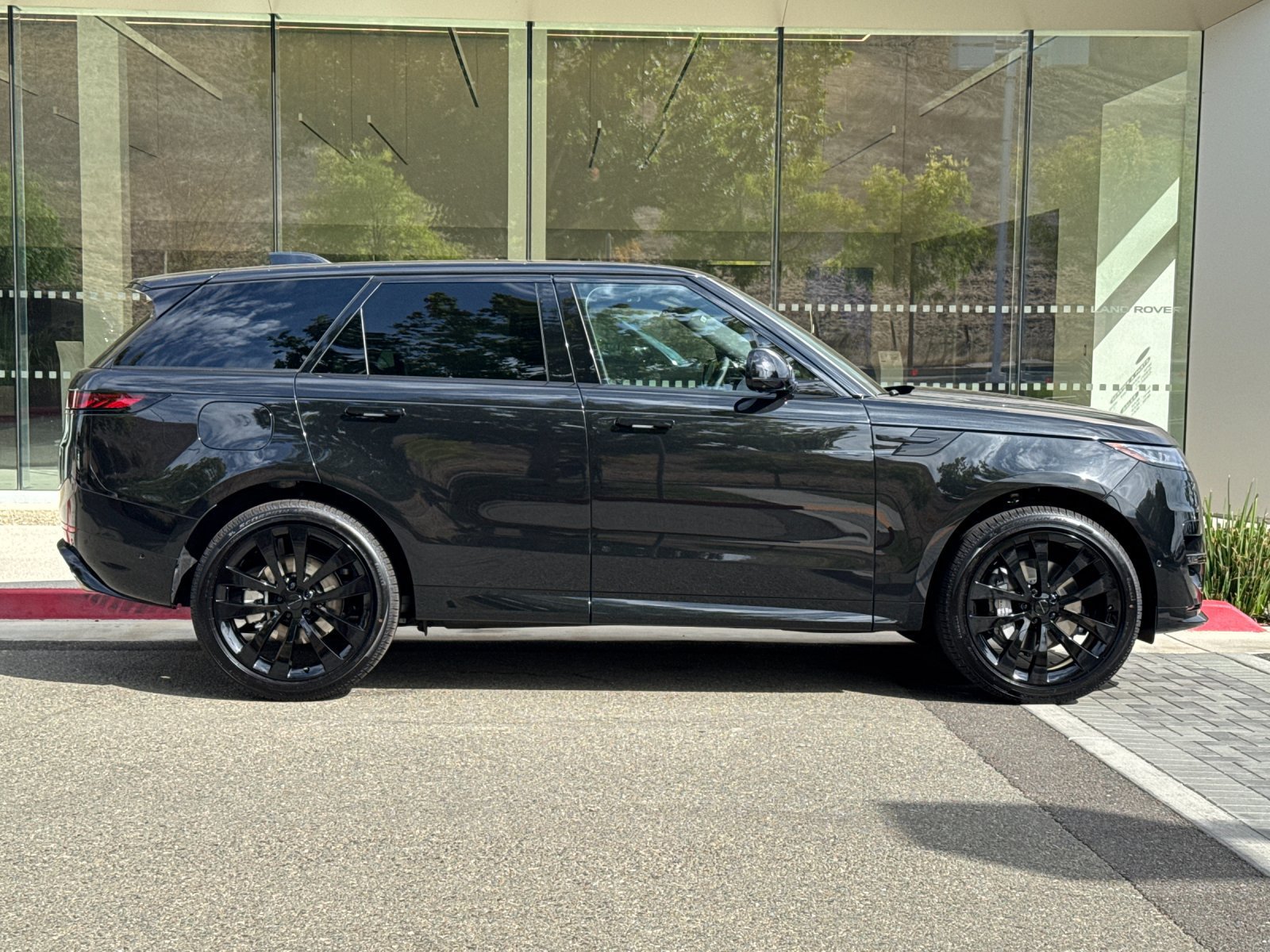 New 2026 Land Rover Range Rover Sport Dynamic SE AWD/4WD image 7