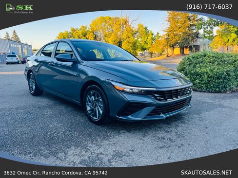 Used 2025 Hyundai Elantra Hybrid FWD image 5