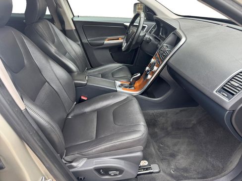 Used 2017 Volvo XC60 T5 Inscription image 12