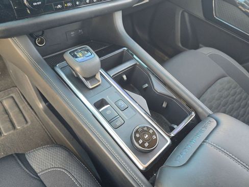 Used 2024 Nissan Pathfinder SV w/ SV Premium Package image 17