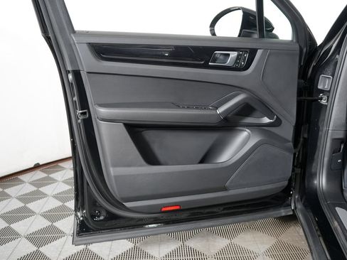 Certified 2023 Porsche Cayenne AWD/4WD image 18