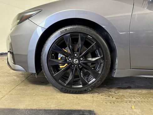 Used 2020 Nissan Maxima SR w/ Sport Mat Group FWD image 10
