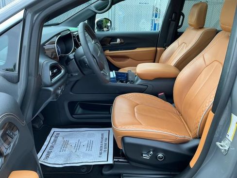 Used 2023 Chrysler Pacifica Pinnacle FWD image 9