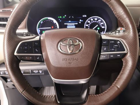 Used 2021 Toyota Sienna Platinum FWD image 3