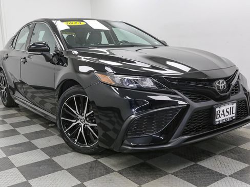 Used 2023 Toyota Camry SE image 2