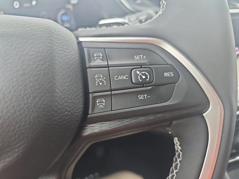 Used 2025 Jeep Grand Cherokee Laredo X w/ Luxury Tech Group I AWD/4WD image 19