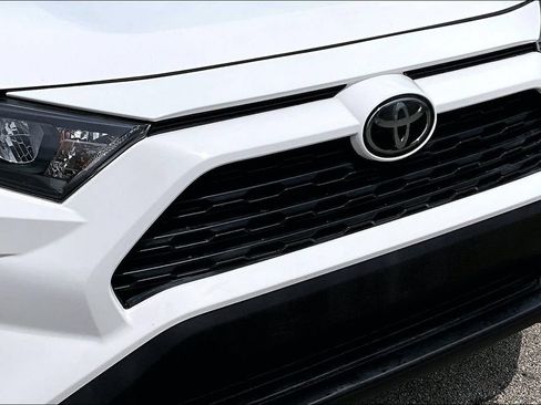 Used 2019 Toyota RAV4 LE FWD image 27