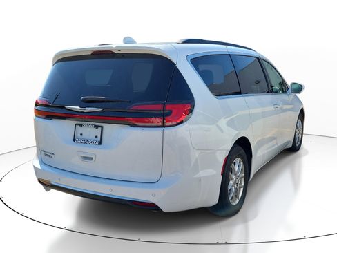 Used 2022 Chrysler Pacifica Touring-L w/ Uconnect Theater Family Group image 6