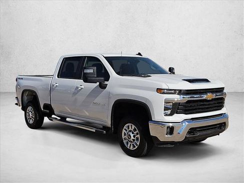 Used 2025 Chevrolet Silverado 2500 LT w/ Convenience Package AWD/4WD image 3