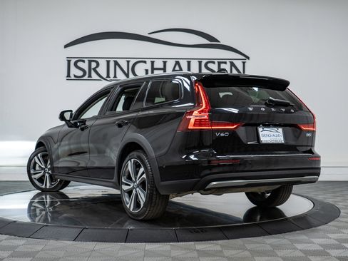 Used 2024 Volvo V60 B5 Cross Country Plus image 28