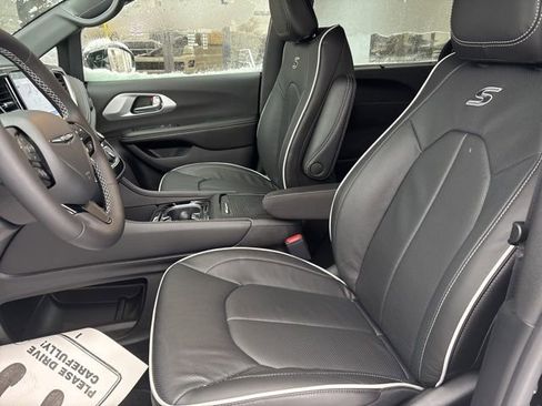 New 2026 Chrysler Pacifica Limited w/ S Appearance Package image 5