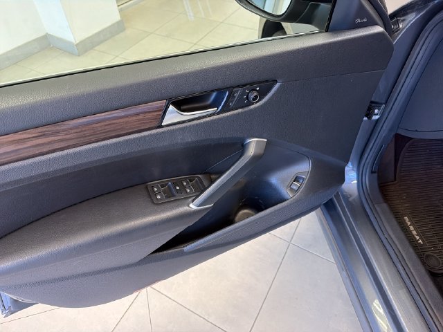 Used 2022 Volkswagen Passat 2.0T FWD image 12