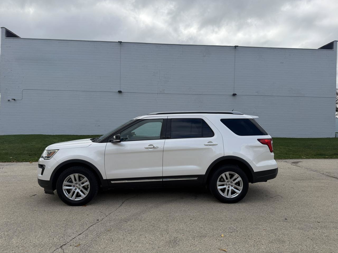 Used 2018 Ford Explorer XLT w/ Equipment Group 202A AWD/4WD image 4