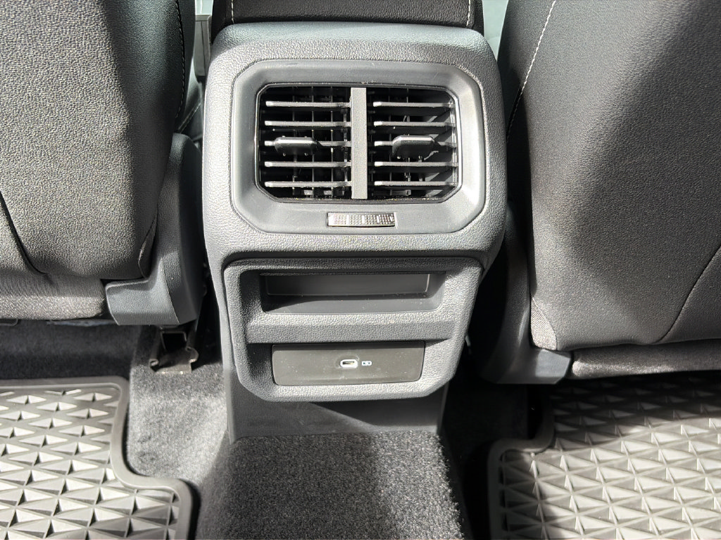 Used 2024 Volkswagen Taos SE FWD image 11
