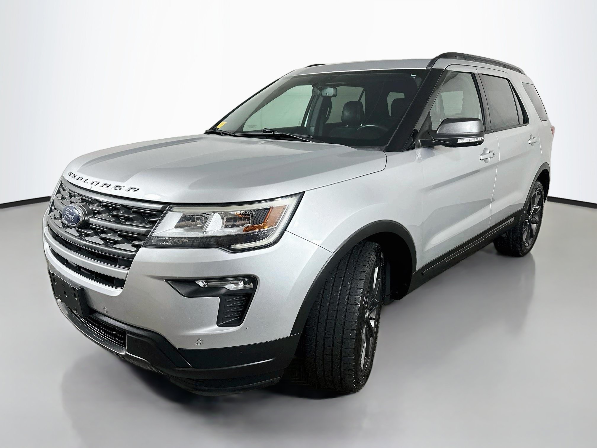 Used 2018 Ford Explorer XLT w/ XLT Appearance Package AWD/4WD image 3