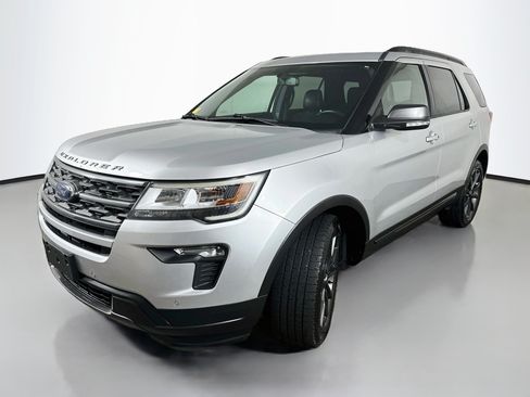 Used 2018 Ford Explorer XLT w/ XLT Appearance Package AWD/4WD image 3