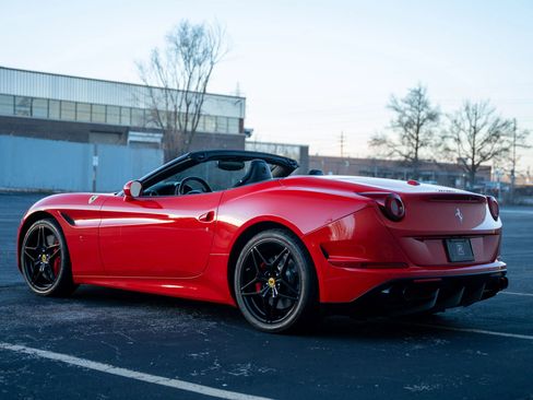 Used 2015 Ferrari California T image 17