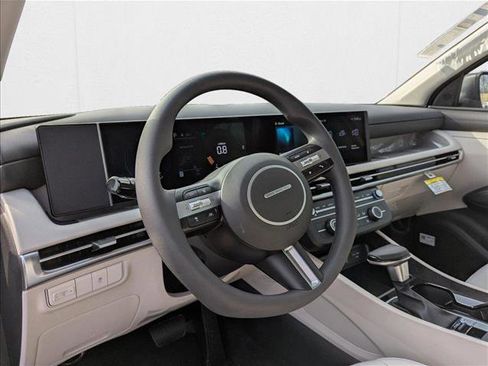 New 2025 Hyundai Tucson SE image 3