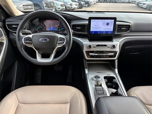 Used 2022 Ford Explorer XLT w/ Equipment Group 202A image 11