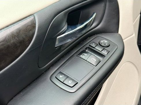 Used 2017 Dodge Grand Caravan SE image 16