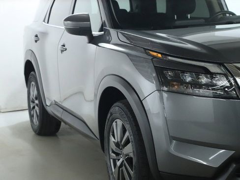 Certified 2025 Nissan Pathfinder SV image 9