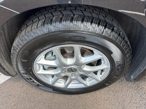 Used 2023 Chrysler Pacifica Touring-L FWD image 36