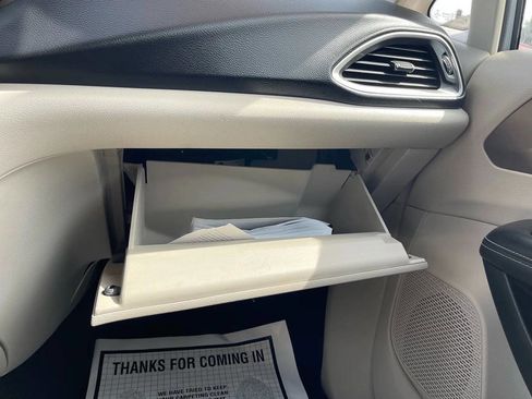 Used 2020 Chrysler Voyager Lxi image 29