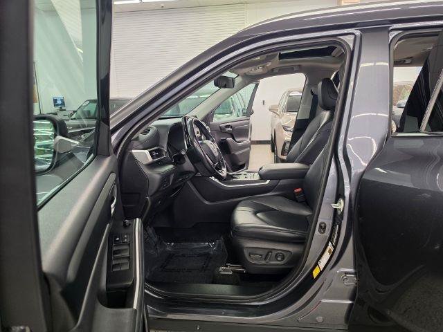 Used 2020 Toyota Highlander XLE AWD/4WD image 40