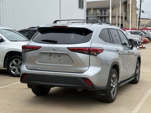 Used 2021 Toyota Highlander XLE AWD/4WD image 4