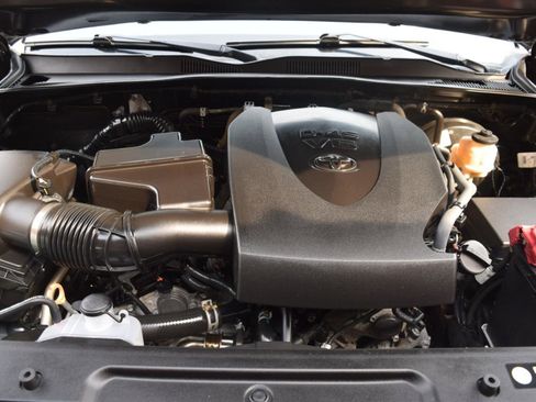 Used 2018 Toyota Tacoma SR5 image 32