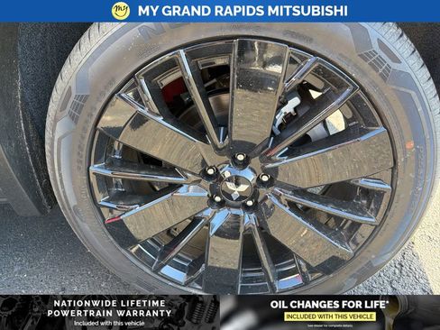 New 2025 Mitsubishi Outlander SE image 22