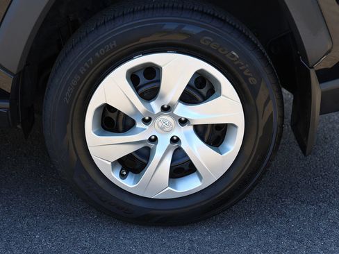 Used 2021 Toyota RAV4 LE AWD/4WD image 11