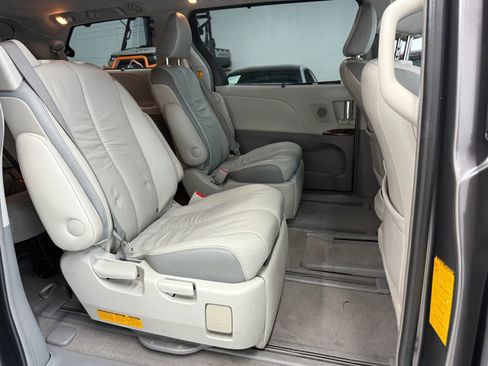 Used 2011 Toyota Sienna Limited image 35
