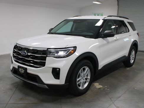 New 2026 Ford Explorer Active RWD image 3