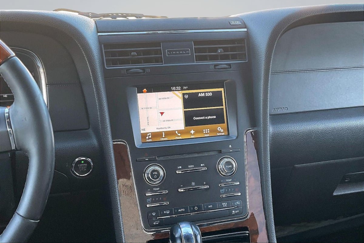 Used 2016 Lincoln Navigator Select RWD image 6