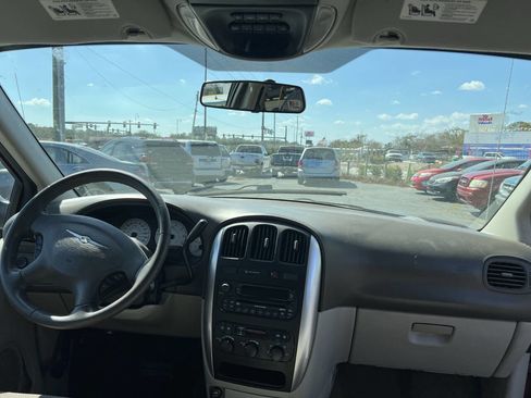 Used 2006 Chrysler Town & Country Touring image 15