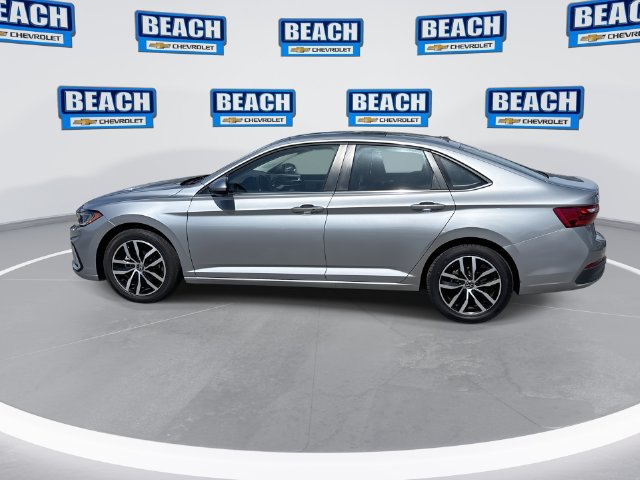Used 2025 Volkswagen Jetta SE FWD image 5